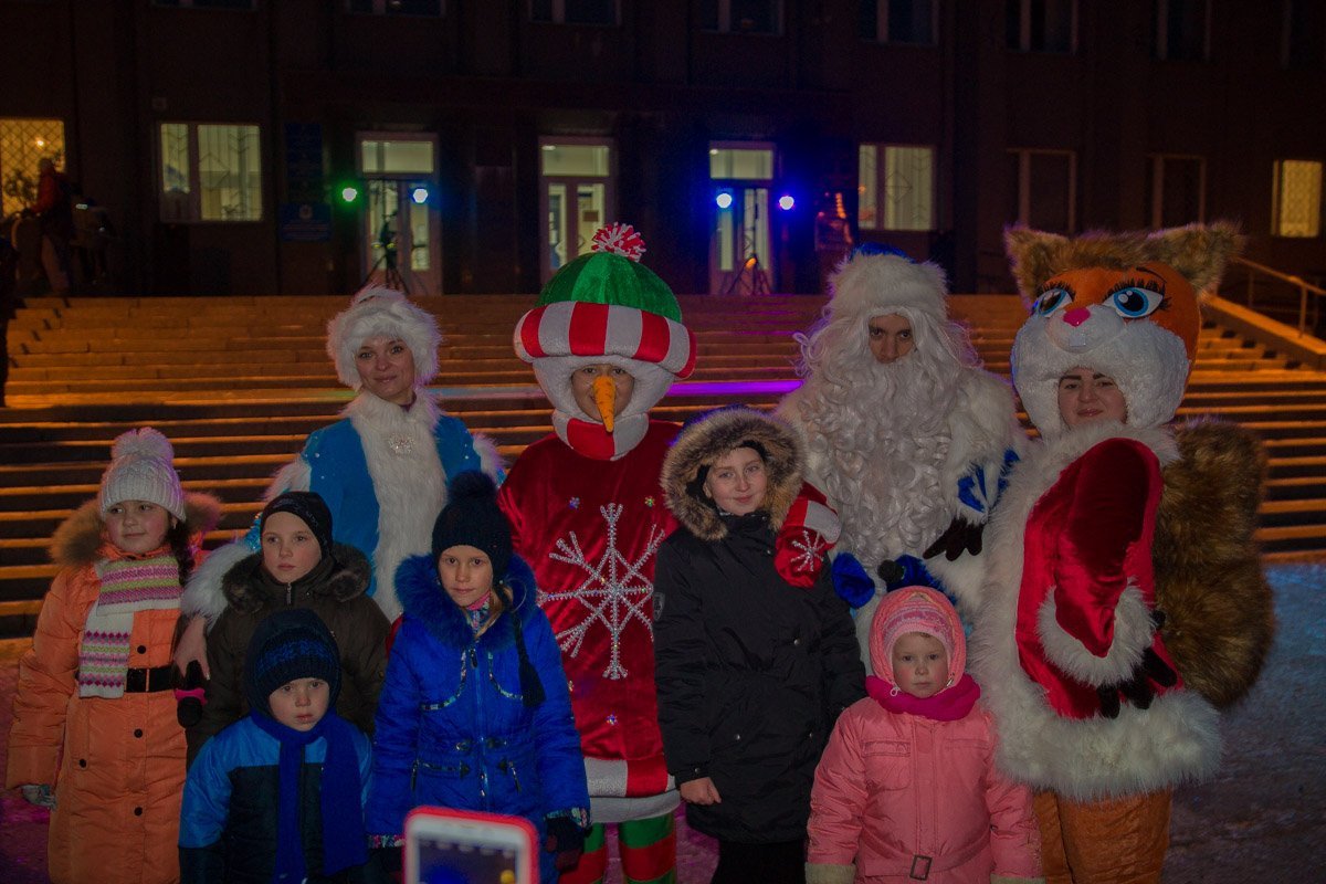 Дети не могли уйти с праздника и не сфотографироваться с персонажами сказок