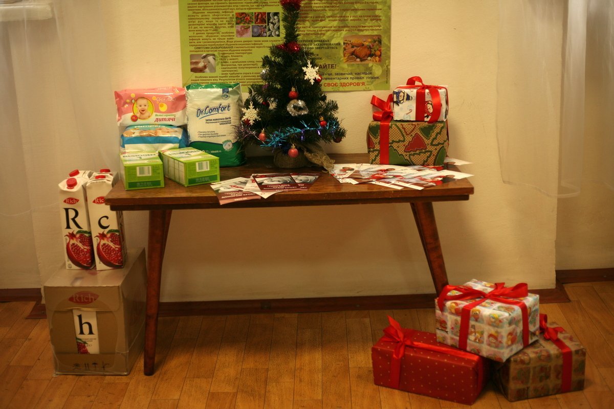 Все желающие могли принести подарки детишкам