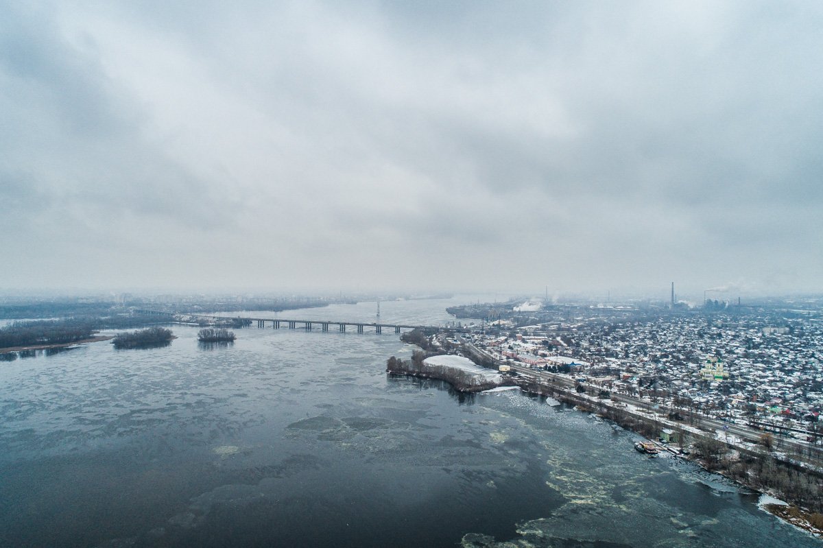 Подо льдами снует огромное количество рыбы, которое хочет, чтобы ему разорвали рот крючком