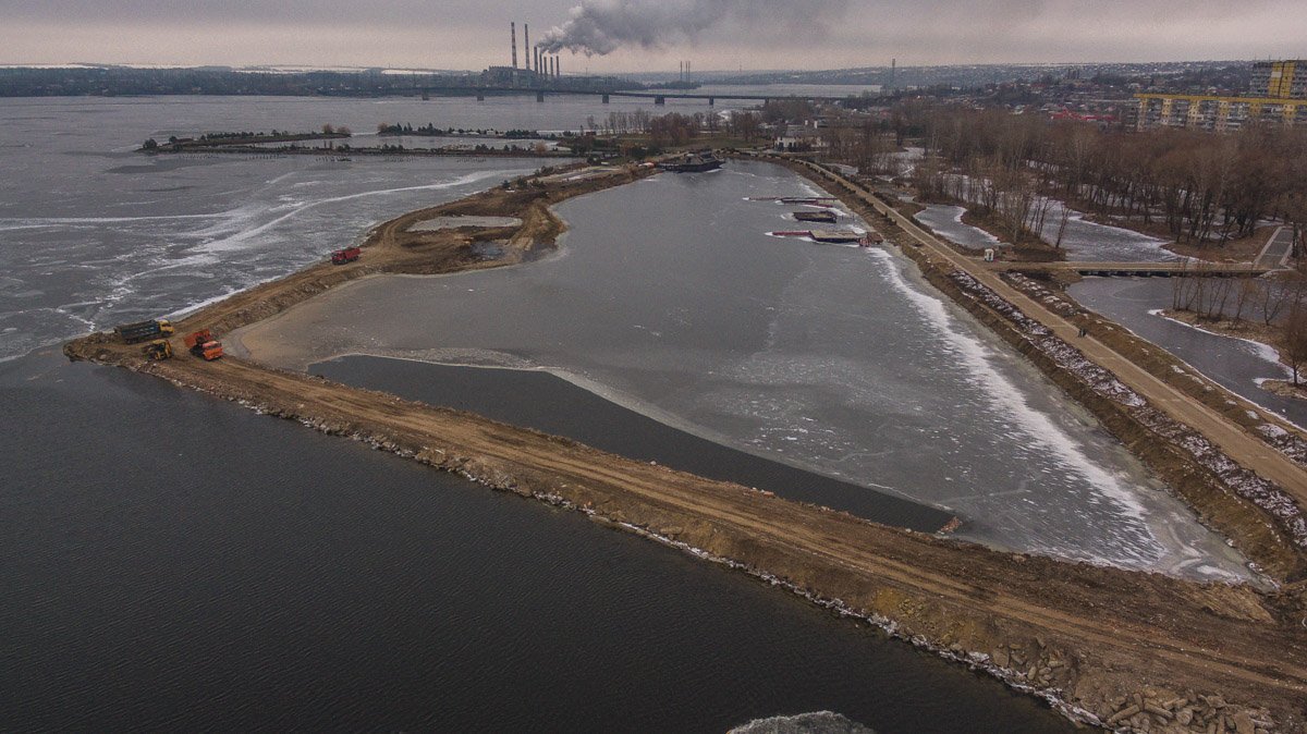 Да, хочется походить по льду, чтобы он классно похрустел под ногами, но все же не стоит