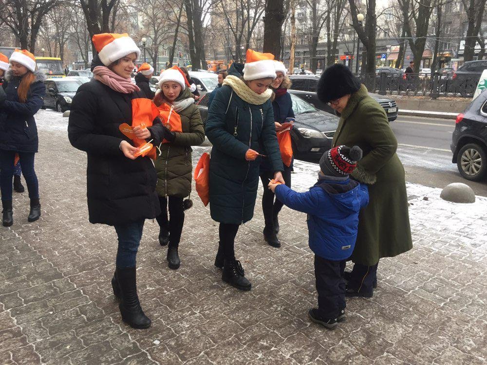 Флешмоб «Передай добро дальше» прошел в День Святого Николая в Днепре 1