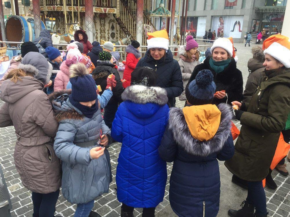 Флешмоб «Передай добро дальше» прошел в День Святого Николая в Днепре 2