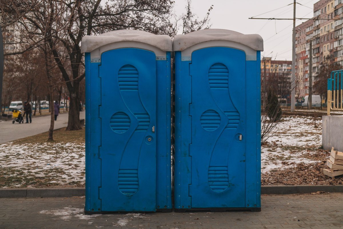 Рядом поставили биотуалеты Рядом поставили биотуалеты