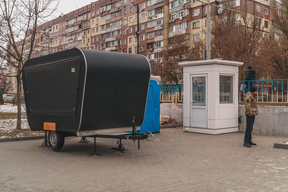 И охранную будку И охранную будку