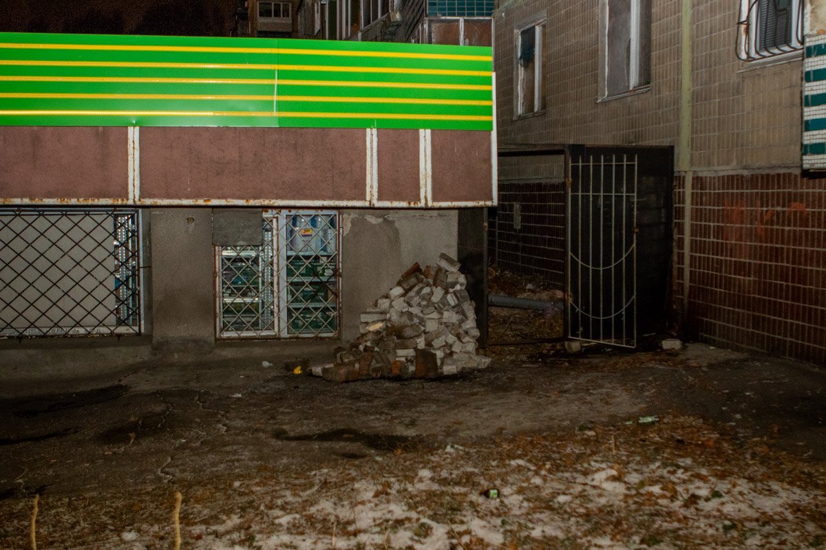 В Днепре на Тополе мужчина выпрыгнул с 8-го этажа жилого дома и упал на одноэтажное здание аптеки В Днепре на Тополе мужчина выпрыгнул с 8-го этажа жилого дома и упал на одноэтажное здание аптеки