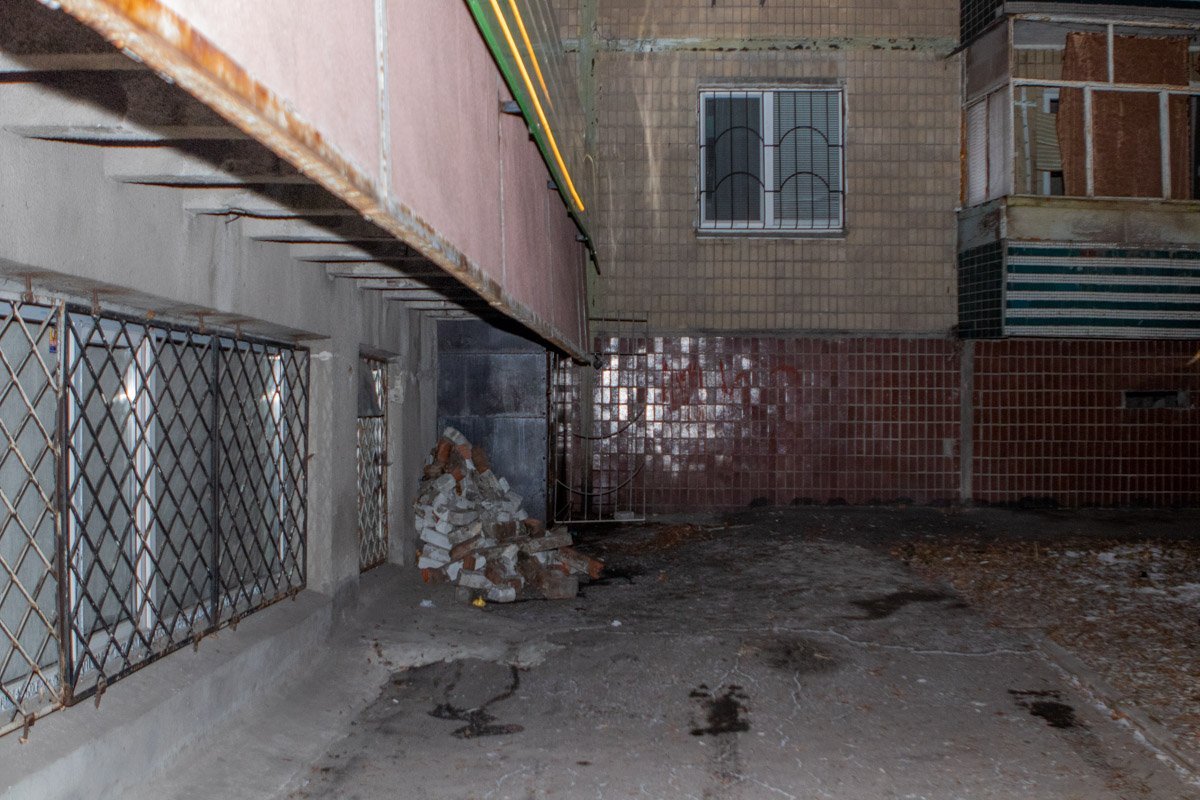 На место происшествия приехали родственники и друзья погибшего На место происшествия приехали родственники и друзья погибшего