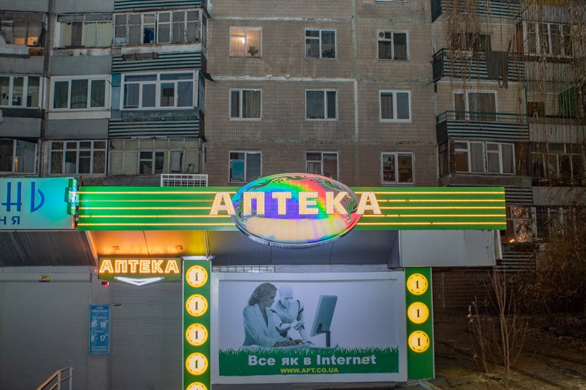 Медики поднялись на крышу аптеки, но после осмотра им оставалось только констатировать смерть Медики поднялись на крышу аптеки, но после осмотра им оставалось только констатировать смерть