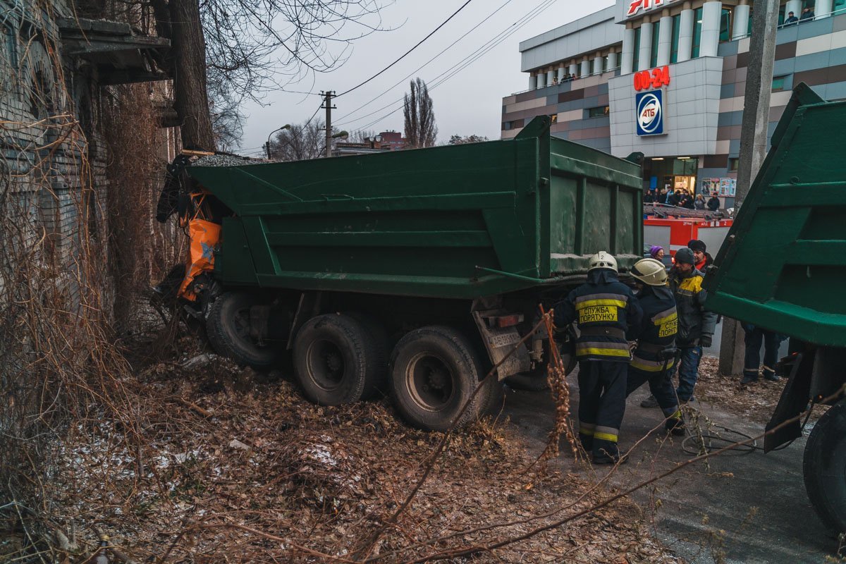 Врезался в дерево Врезался в дерево