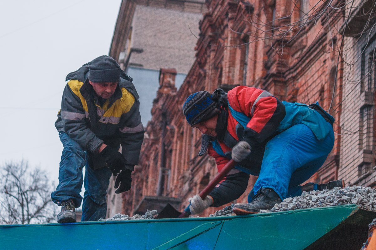 Пытались разгрузить машину Пытались разгрузить машину