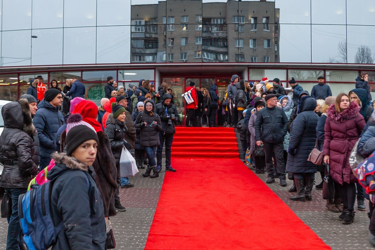 Для встречи с Владимиром Зеленским и Евгением Кошевым у входа в торговый центр постелили красную дорожку