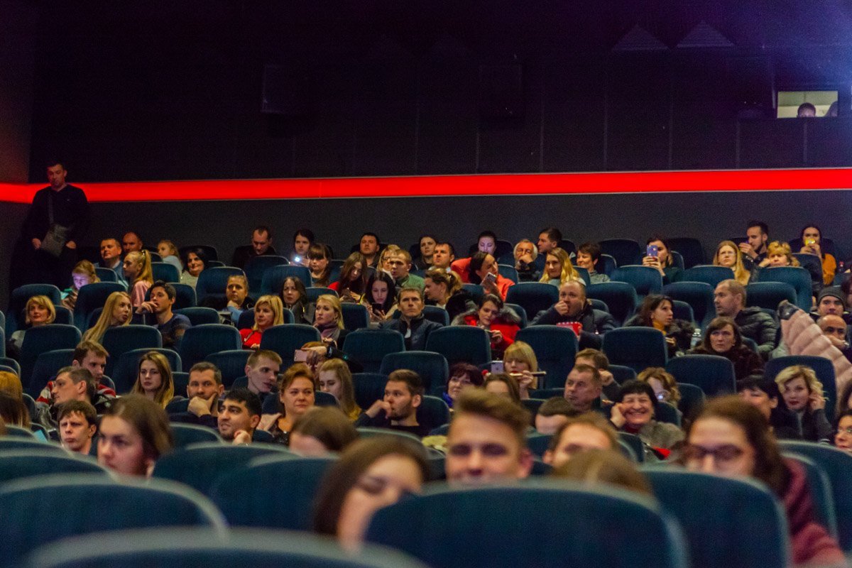 Зал заполнили жители, которые с удовольствием слушали актеров