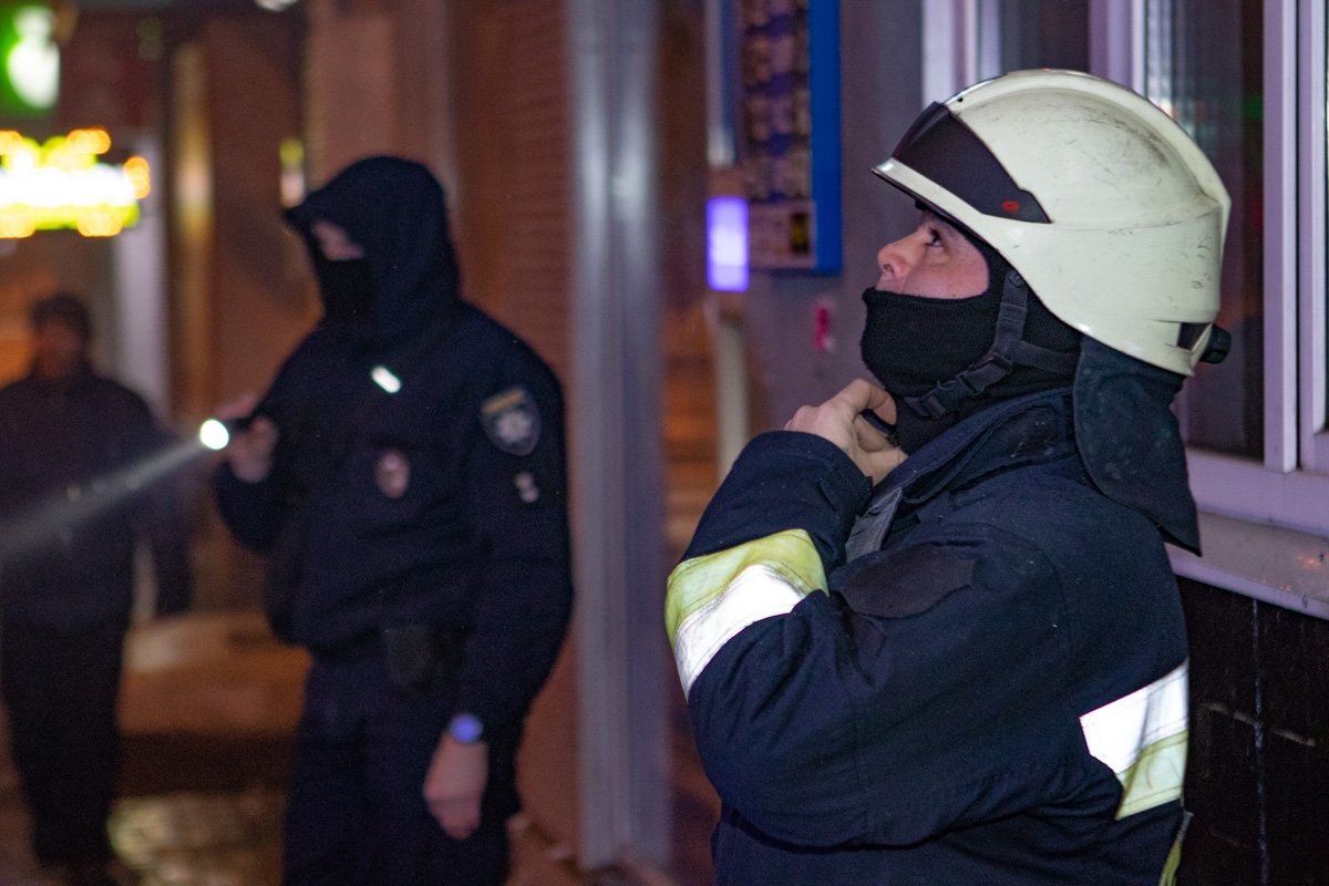 Сотрудники патрульной полиции рассказали, что во время патрулирования по проспекту Пушкина они увидели возгорание и сразу вызвали на место происшествия ГСЧС Сотрудники патрульной полиции рассказали, что во время патрулирования по проспекту Пушкина они увидели возгорание и сразу вызвали на место происшествия ГСЧС