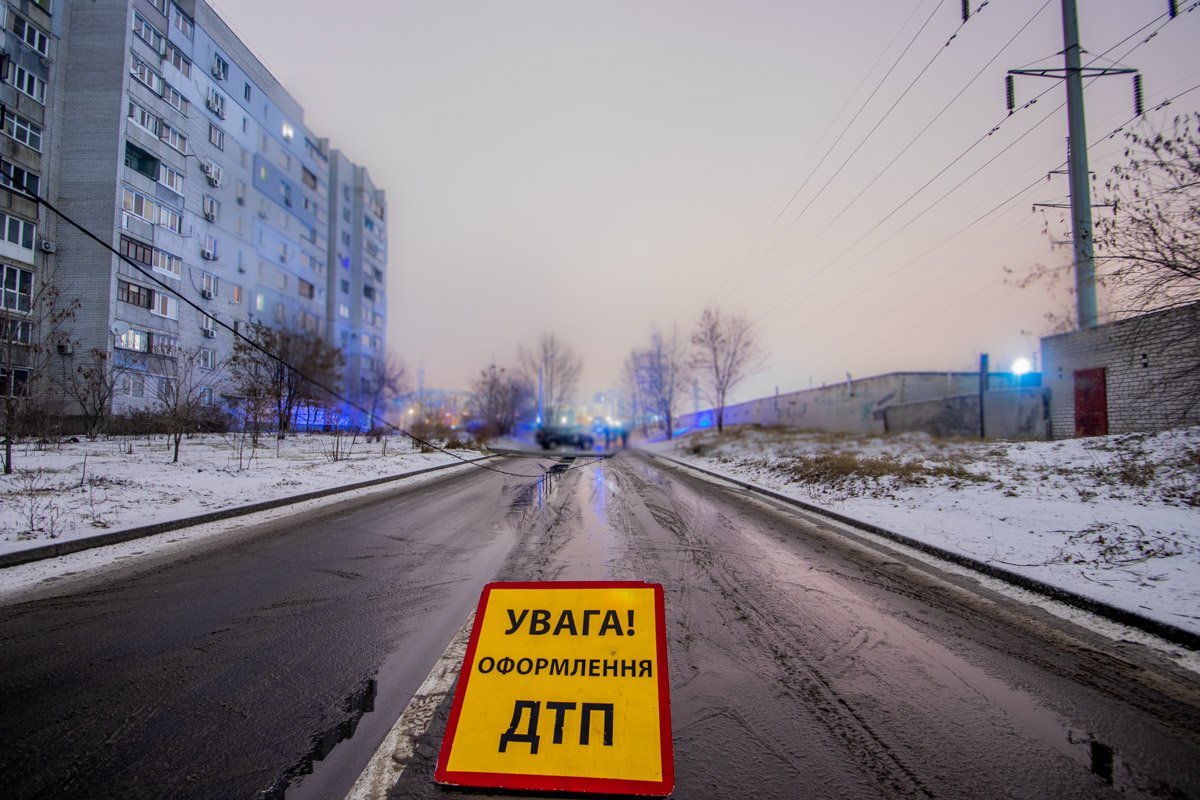 В Днепре на улице Дементьева автомобиль Mitsubishi снес фонарь В Днепре на улице Дементьева автомобиль Mitsubishi снес фонарь