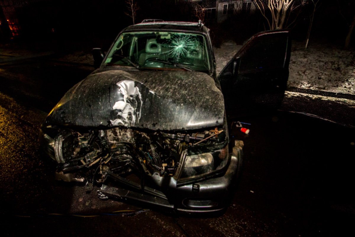 На место аварии прибыли два экипажа патрульной полиции, машина скорой помощи и спасатели На место аварии прибыли два экипажа патрульной полиции, машина скорой помощи и спасатели