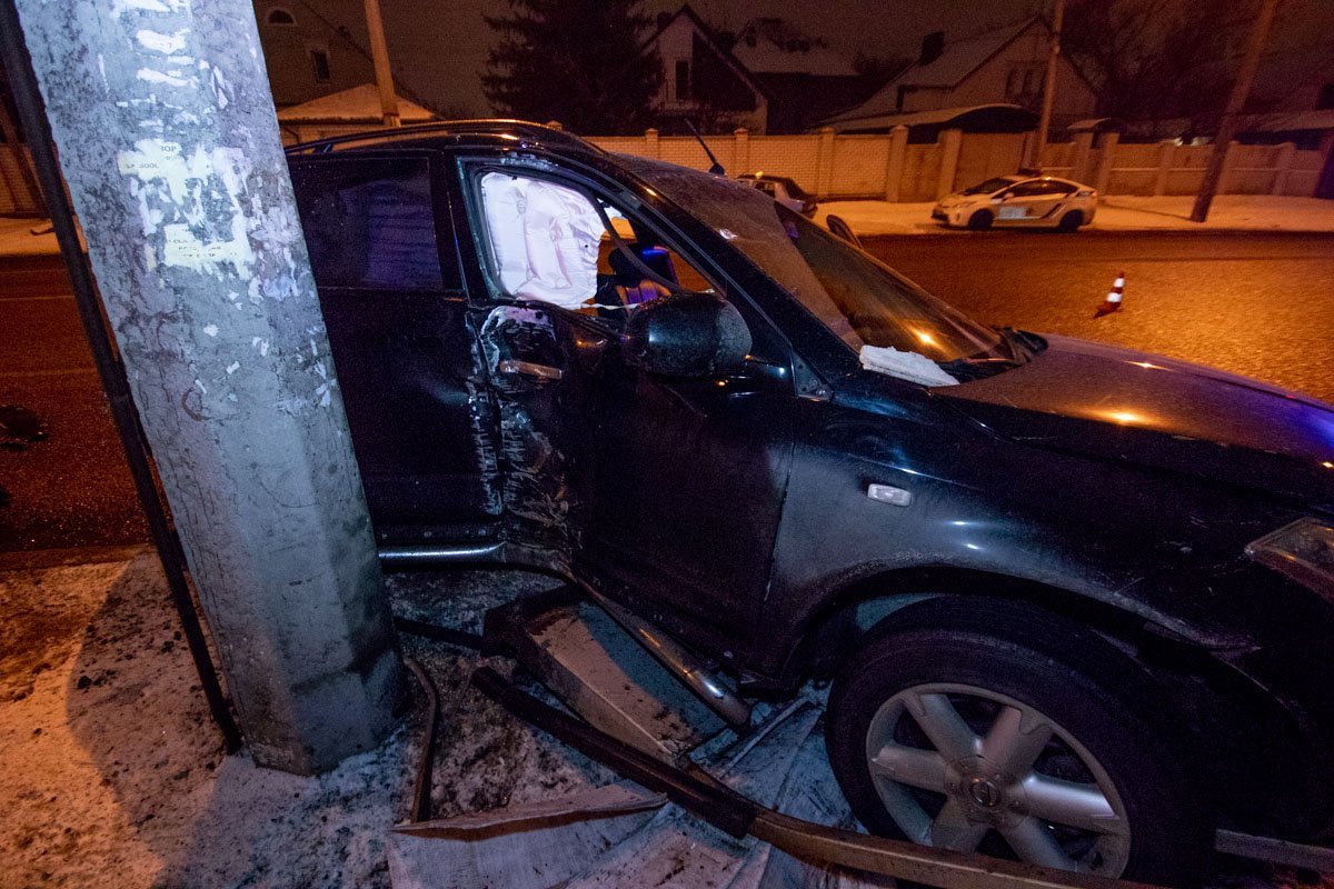 В Днепре на Гагарина толпа пьяных индусов на Nissan устроила ДТП