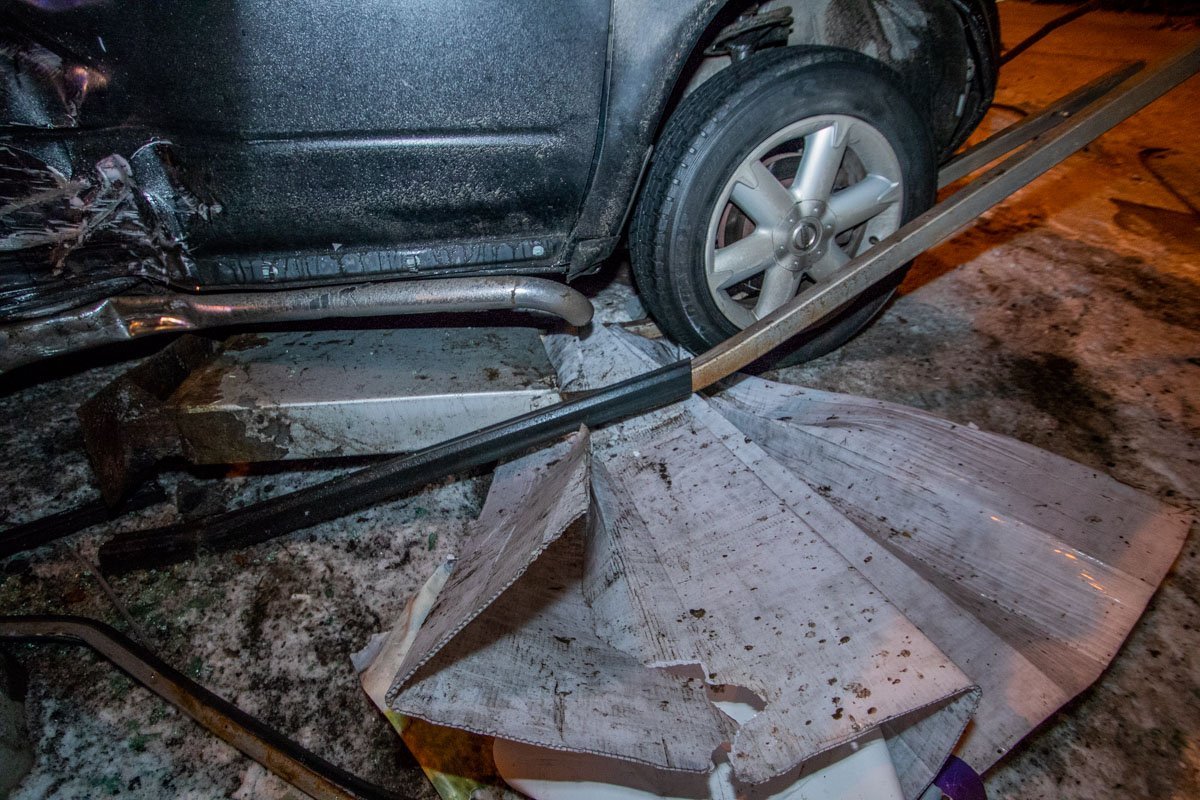 На Телевизионной водитель потерял управление и на повороте Nissan занесло в стеклянный рекламный щит