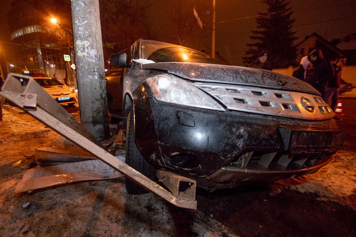 После автомобиль врезался бетонный столб