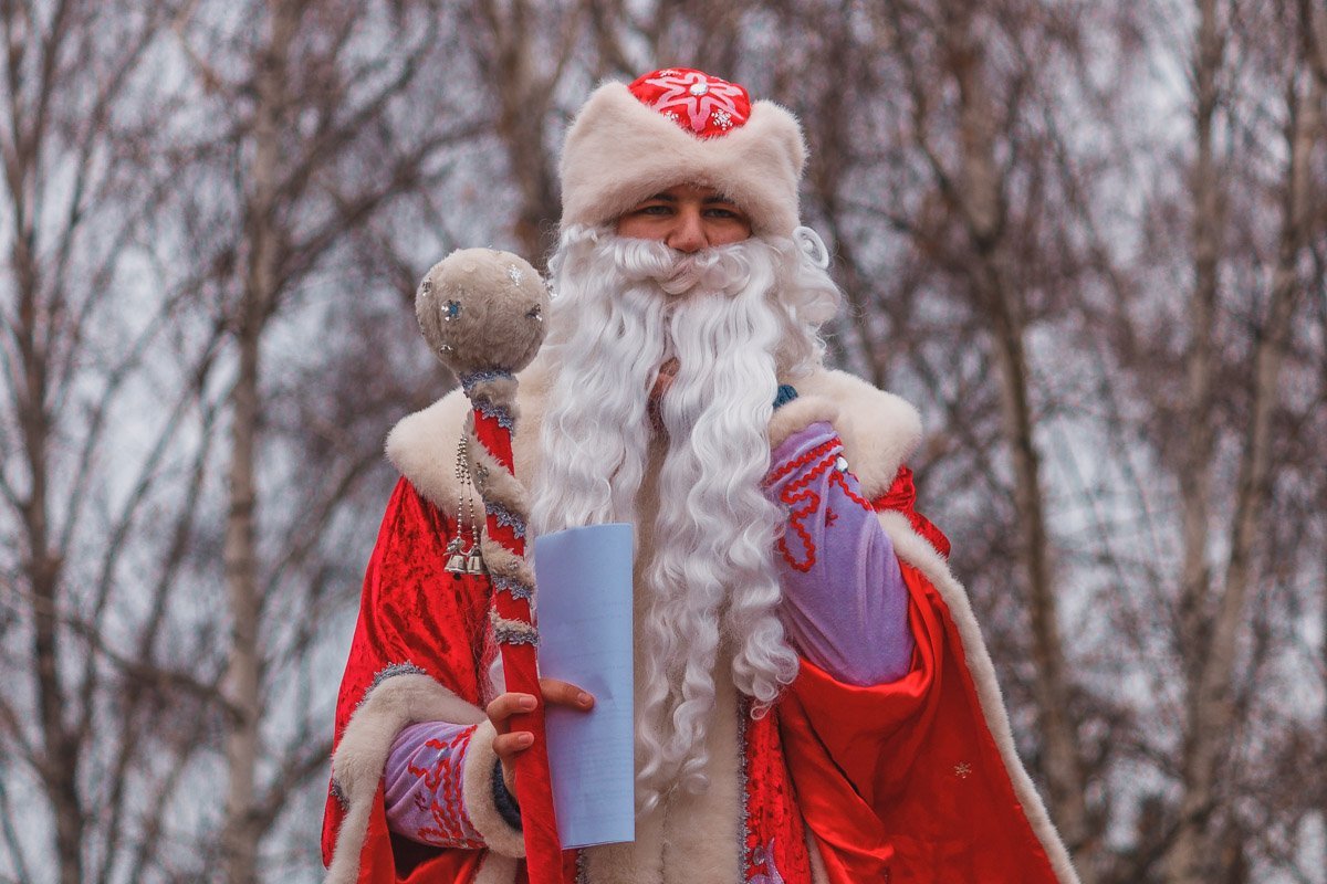 В жизни мужчины бывает три периода — когда он верит в Деда Мороза, когда не верит, и когда он сам Дед Мороз
