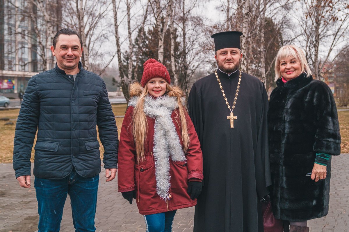Глава Соборного района с семьей и служителем УПЦ