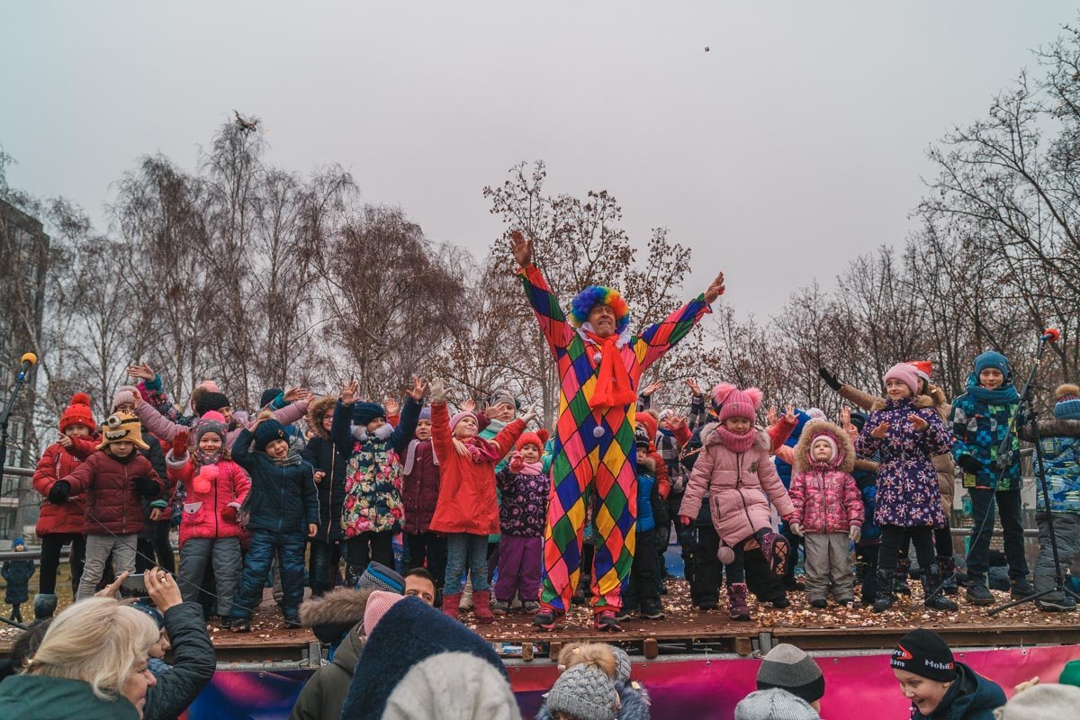 Обезбашенный клоун согрел всех присутствующим своим зажигательным танцем