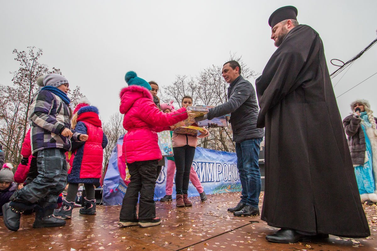 Нужно. Больше. Подарков