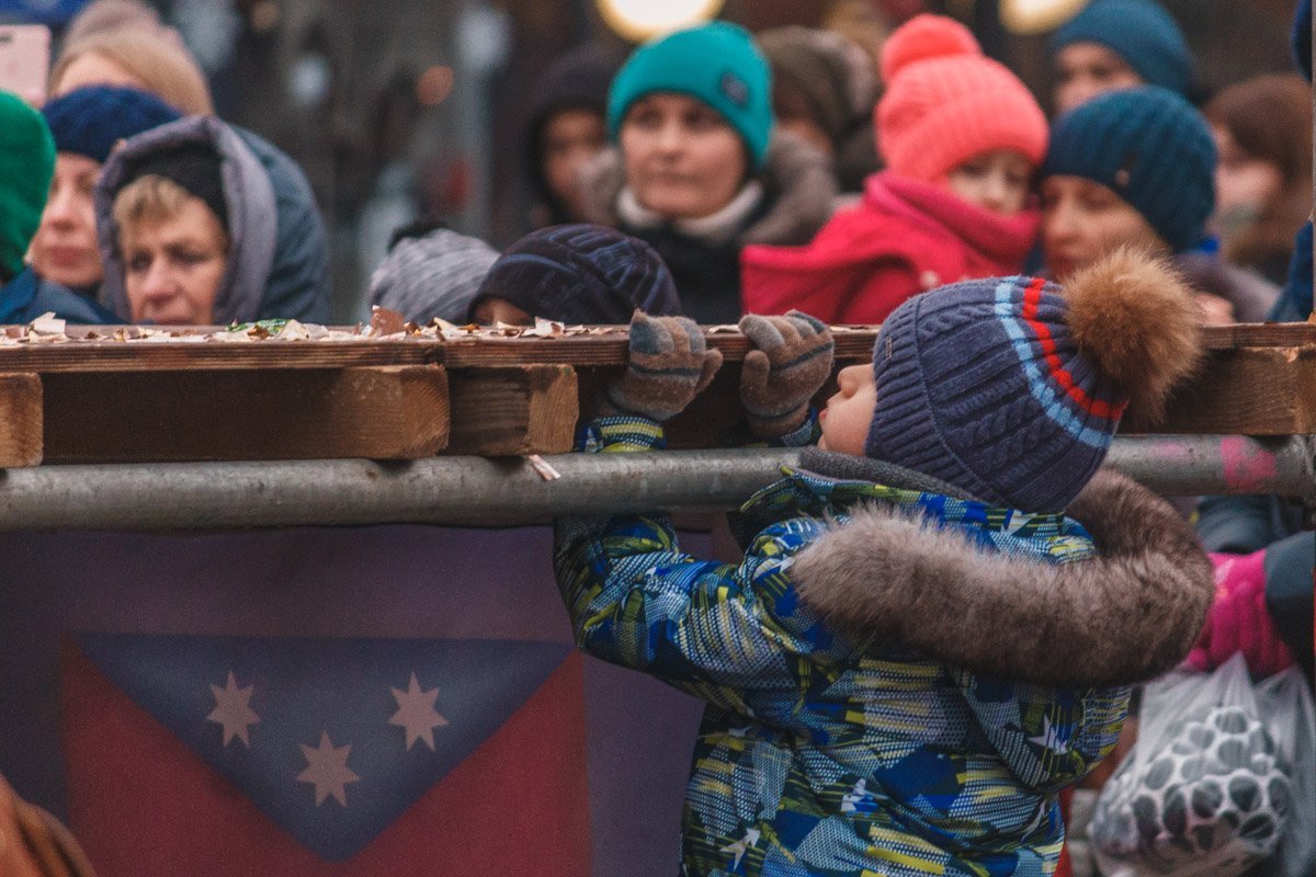 Доверяй тем, кто дарит подарки, но проверяй, чтоб достался самый лучший