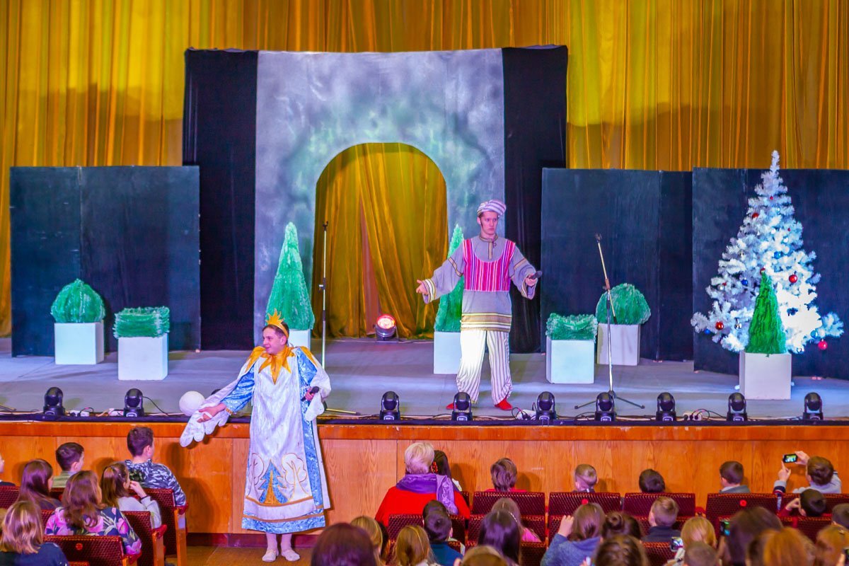 Перед спектаклем детей ждала развлекательное шоу Перед спектаклем детей ждала развлекательное шоу