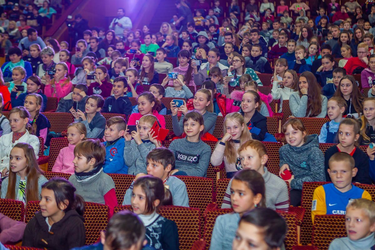 Маленькие зрители увлеченно наблюдали за происходящим  Маленькие зрители увлеченно наблюдали за происходящим