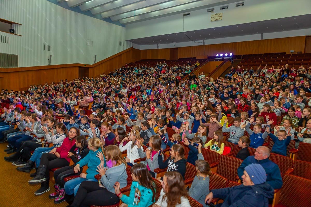 Зал собрал около 1000 детей Зал собрал около 1000 детей