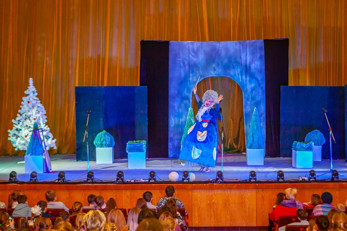 Затем на сцене развернулось сказочное действо Затем на сцене развернулось сказочное действо