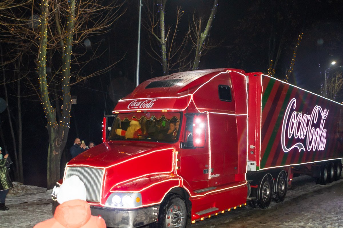 Приехал дедушка Санта не сам, а захватил с собой с Северного полюса целую компанию