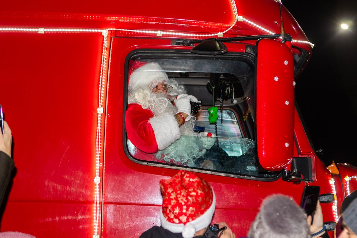 Свято наближається: в Днепр приехал знаменитый грузовик Coca-Cola 13