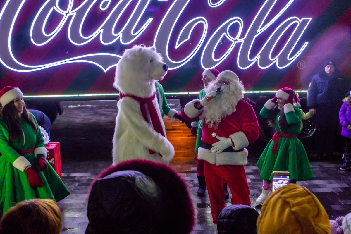 Немного танцев от "кока-кольной" компании