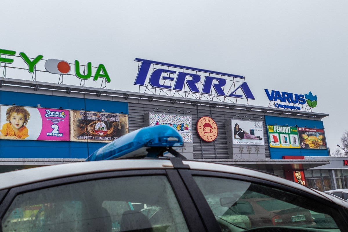 В ТЦ отец оставил двух детей и ушел