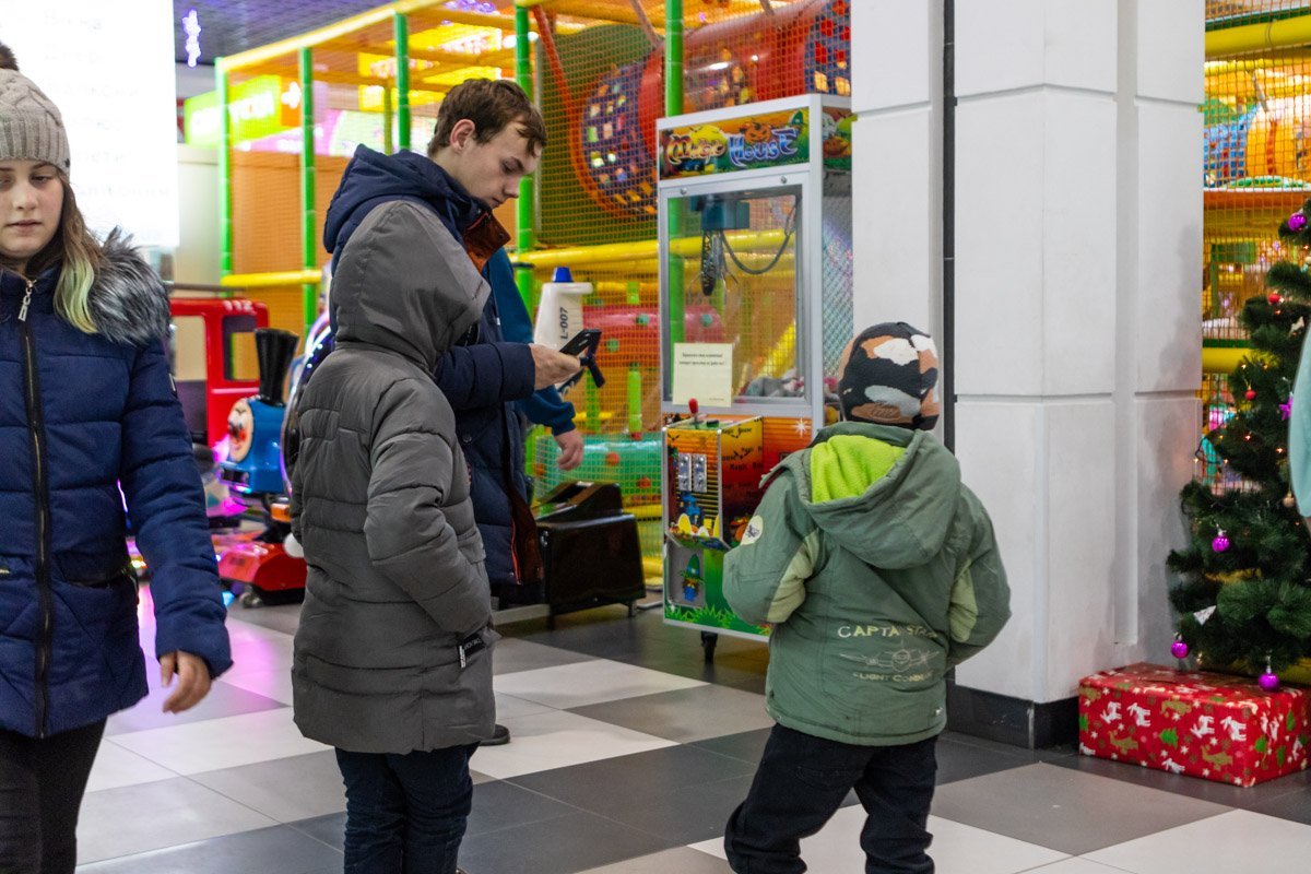 Мальчиков забрал их старший брат