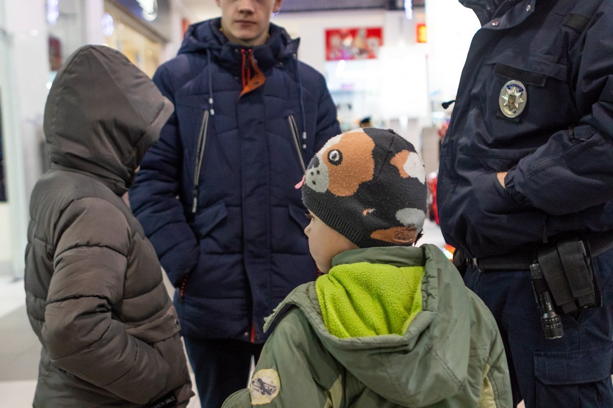 Два брата - 6 и 10 лет - остались без присмотра