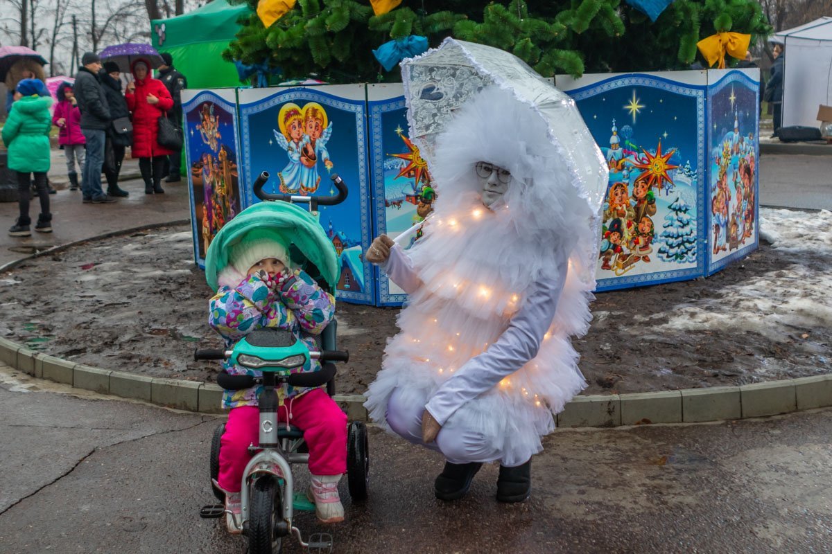 Ближе к началу мероприятия в парке стали появляться сказочные существа фьюки