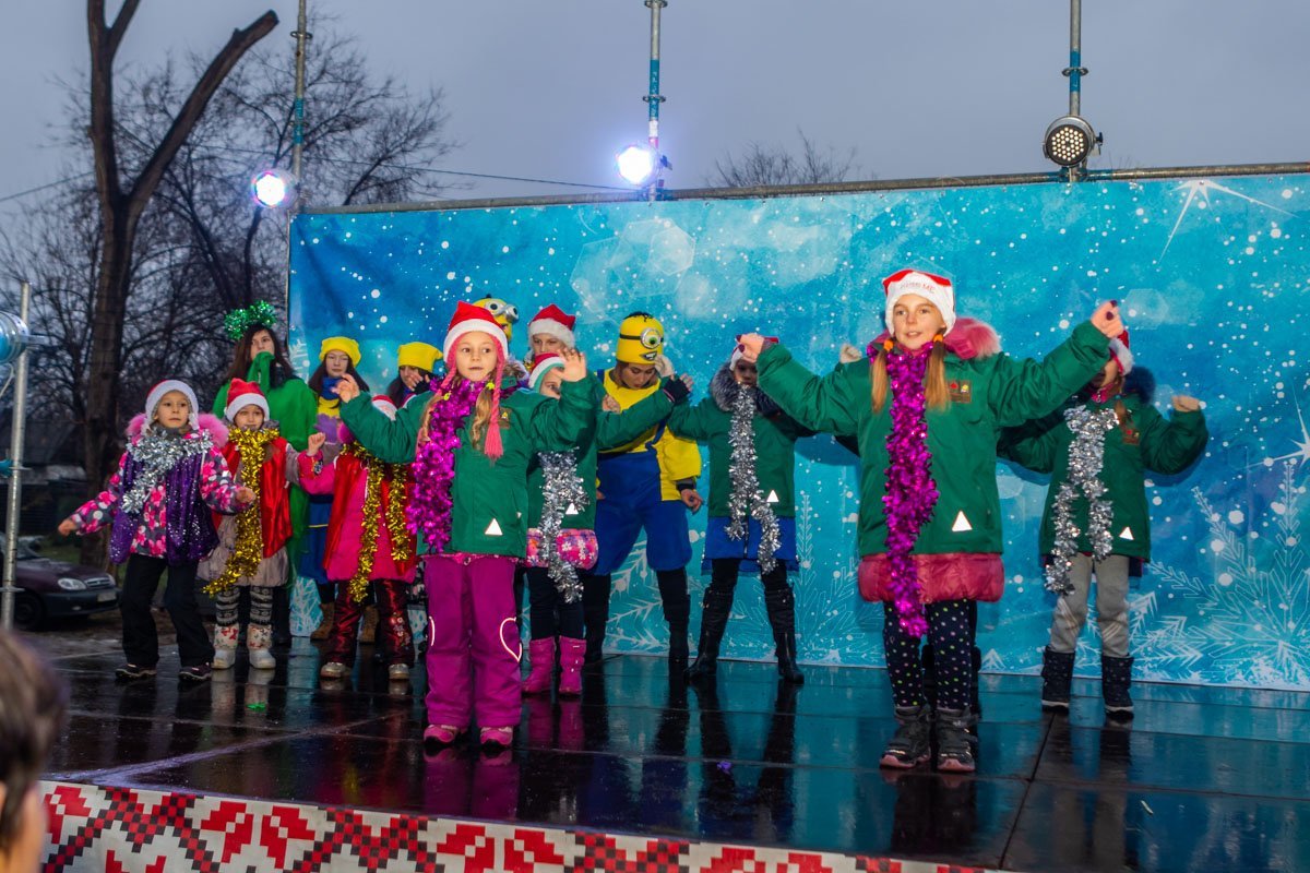 На сцене выступили детские коллективы