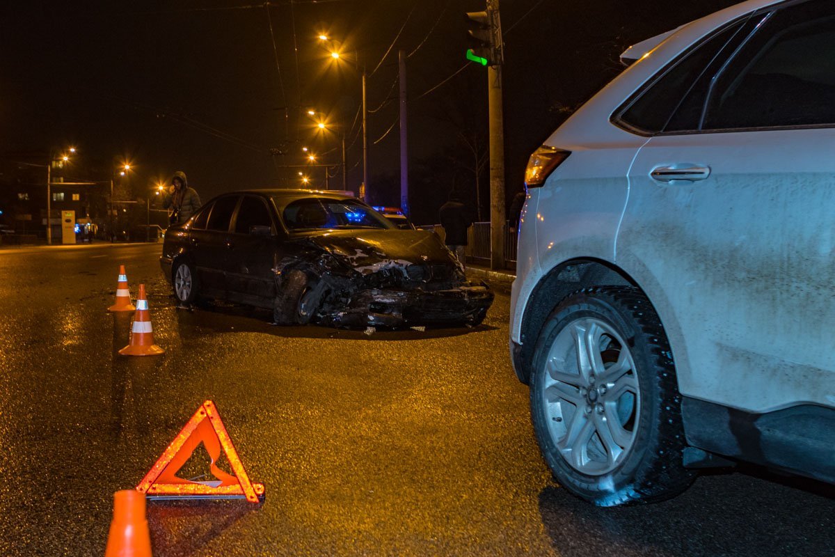 Предварительно, водитель BMW хотел проскочить на красный сигнал светофора