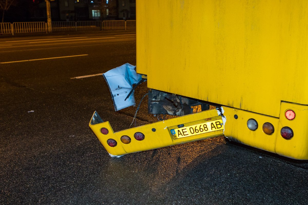 Повреждения маршрутного такси 