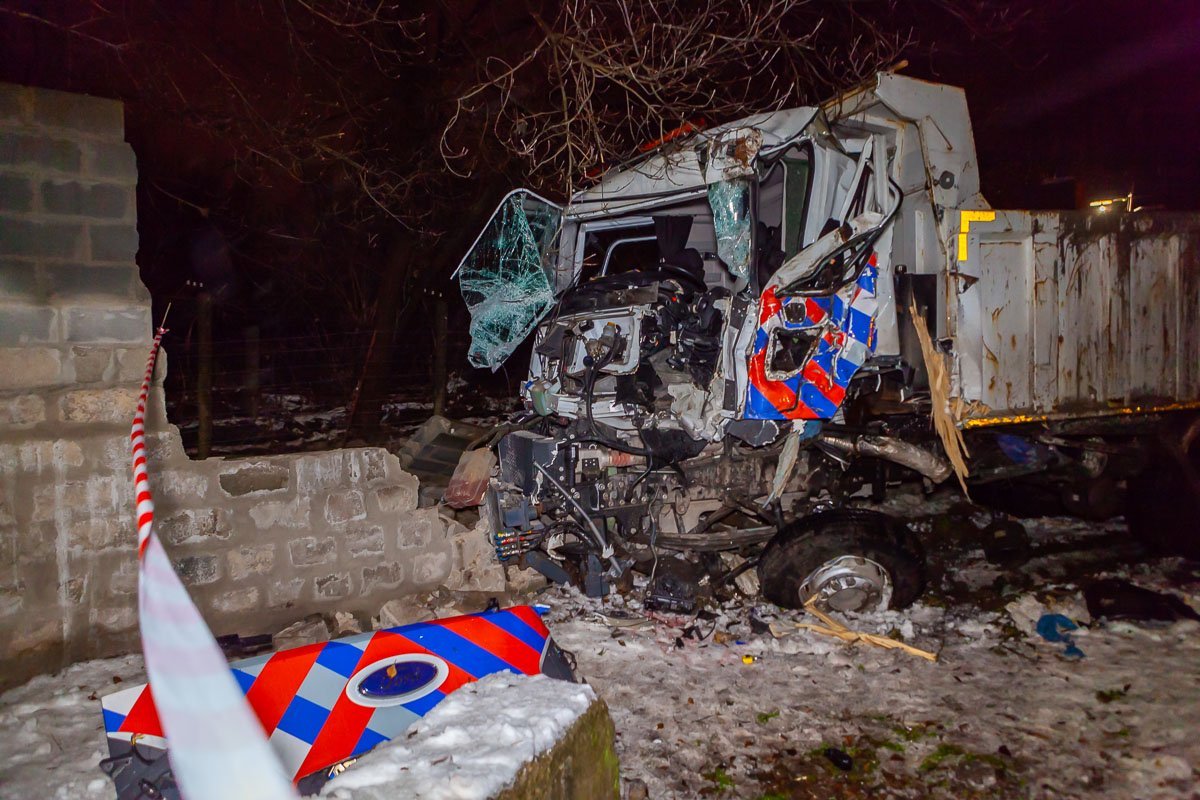 На улице Криворожской самосвал въехал в забор ЮМЗ На улице Криворожской самосвал въехал в забор ЮМЗ