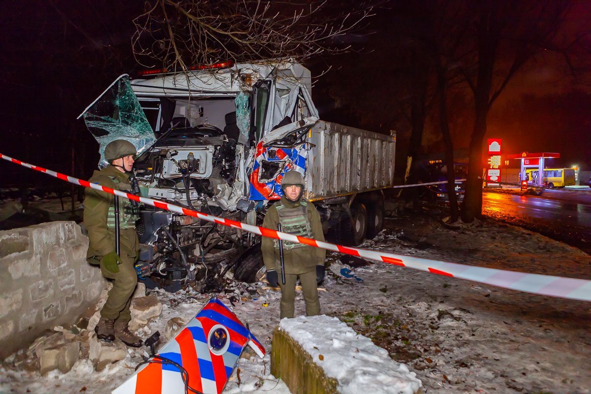 Автомобиль сильно поврежден Автомобиль сильно поврежден