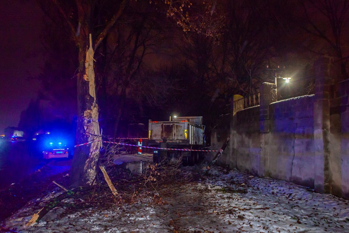 На место аварии немедленно прибыл экипаж патрульной полиции и «скорая» На место аварии немедленно прибыл экипаж патрульной полиции и «скорая»