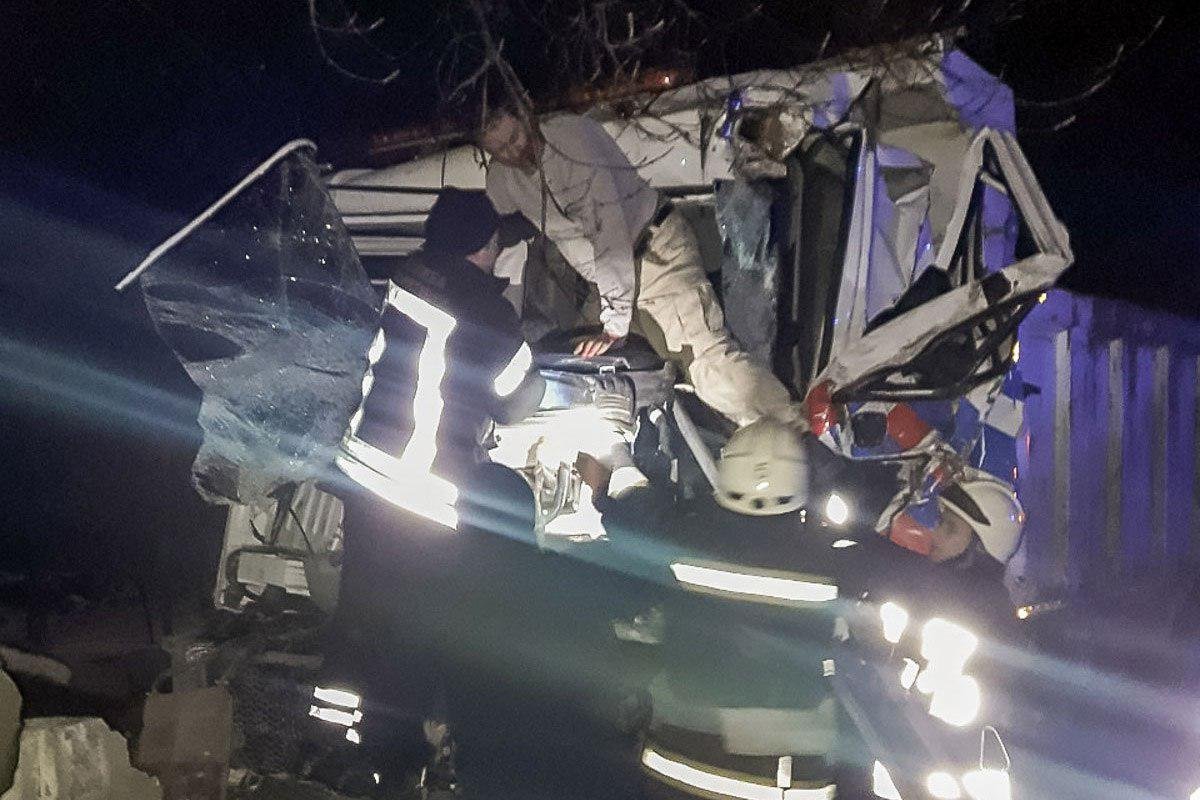 Водителя доставали спасатели Водителя доставали спасатели