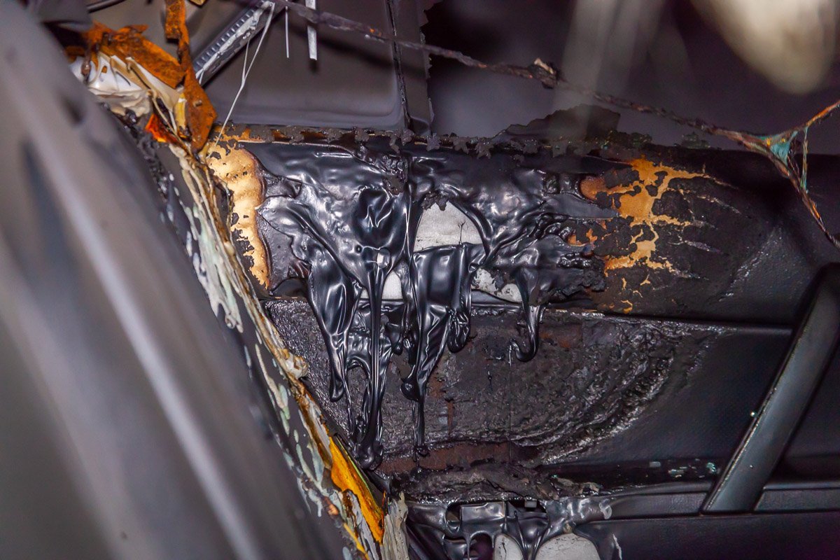 Внутренняя обивка авто повреждена Внутренняя обивка авто повреждена