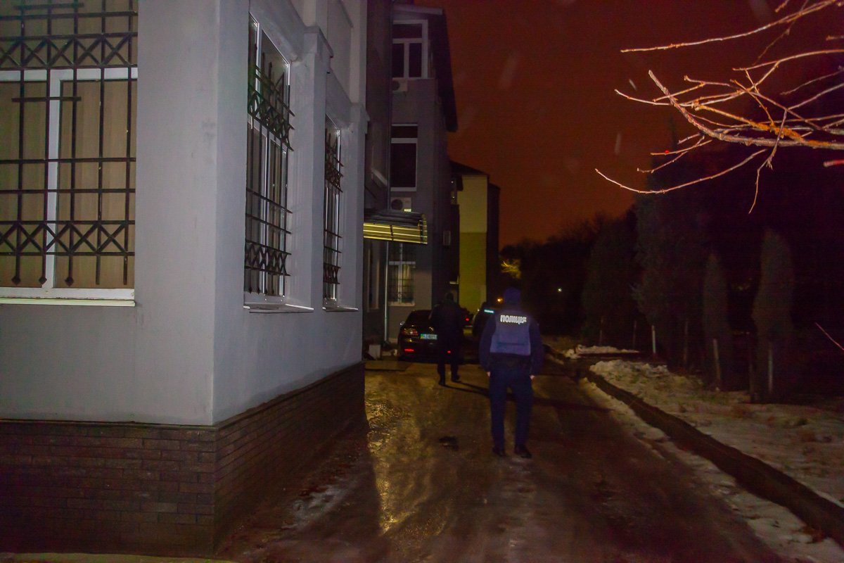 На место вызвали следственно-оперативную группу На место вызвали следственно-оперативную группу