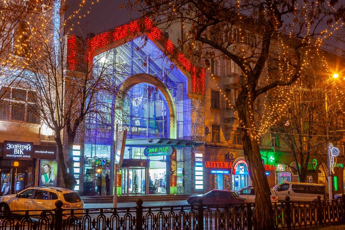 С наступлением темноты город замер, наполнившись спокойствием С наступлением темноты город замер, наполнившись спокойствием