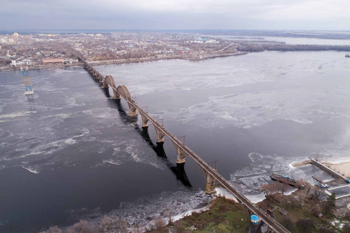 К опорам моста не подобраться