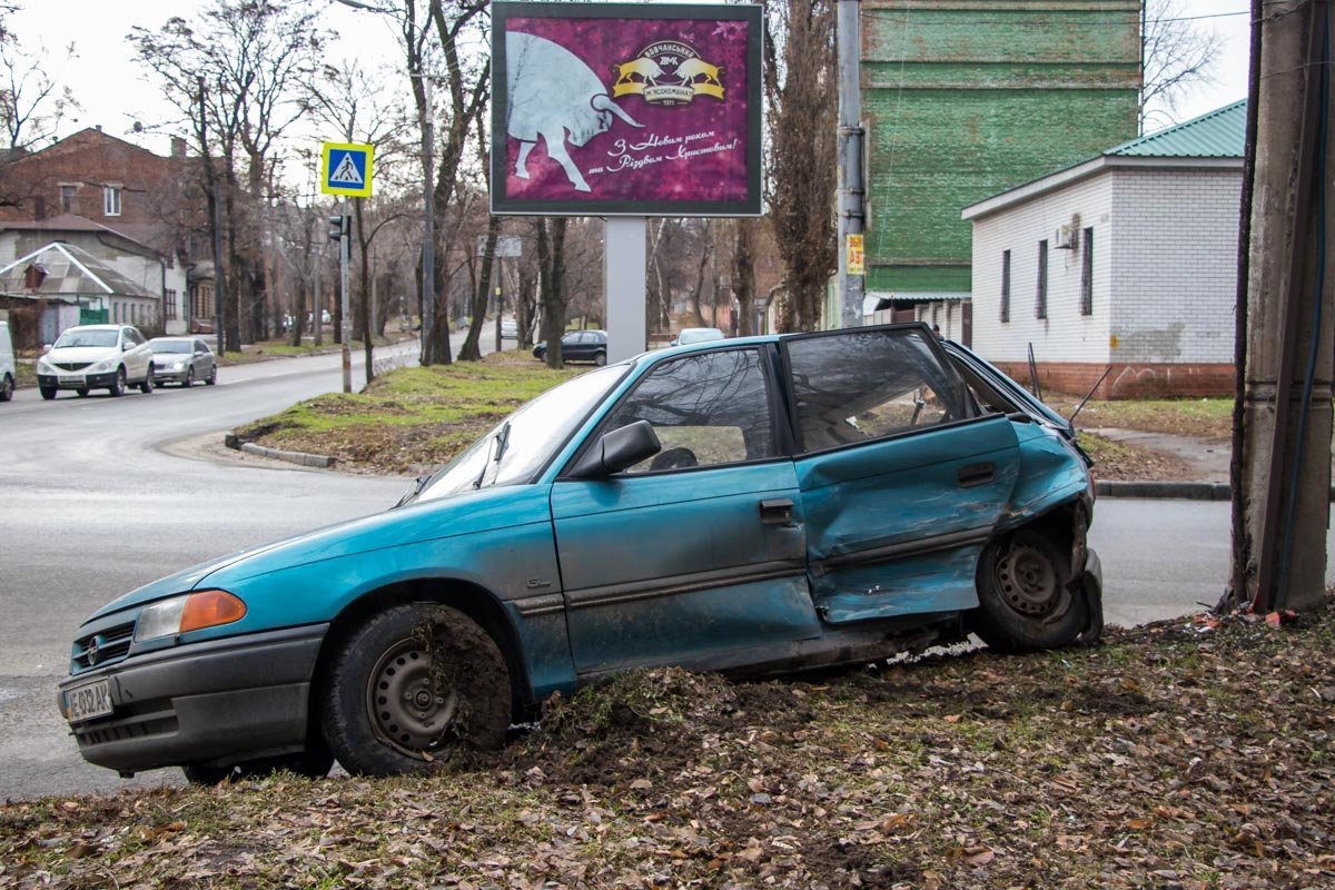 В Днепре на улице Владимира Антоновича столкнулись Mazda и Opel: пострадал мужчина В Днепре на улице Владимира Антоновича столкнулись Mazda и Opel: пострадал мужчина