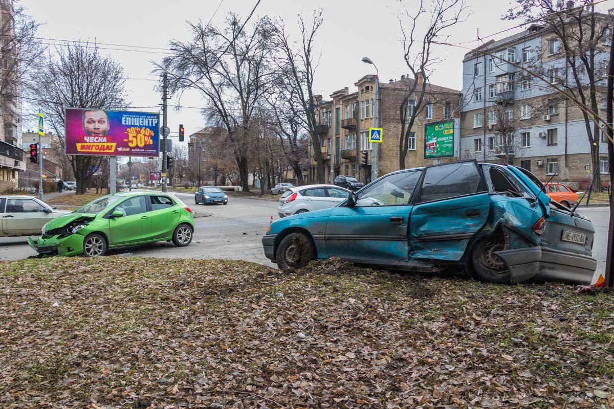 На место происшествия прибыл экипаж патрульной полиции и машина скорой помощи. На место происшествия прибыл экипаж патрульной полиции и машина скорой помощи.